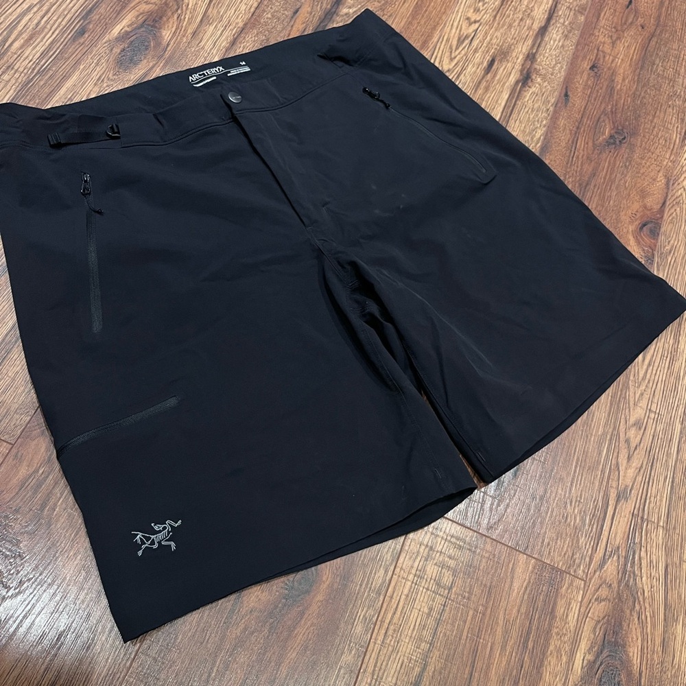 Arc'teryx Gamma 9” Softshell Black Shorts Built in Belt